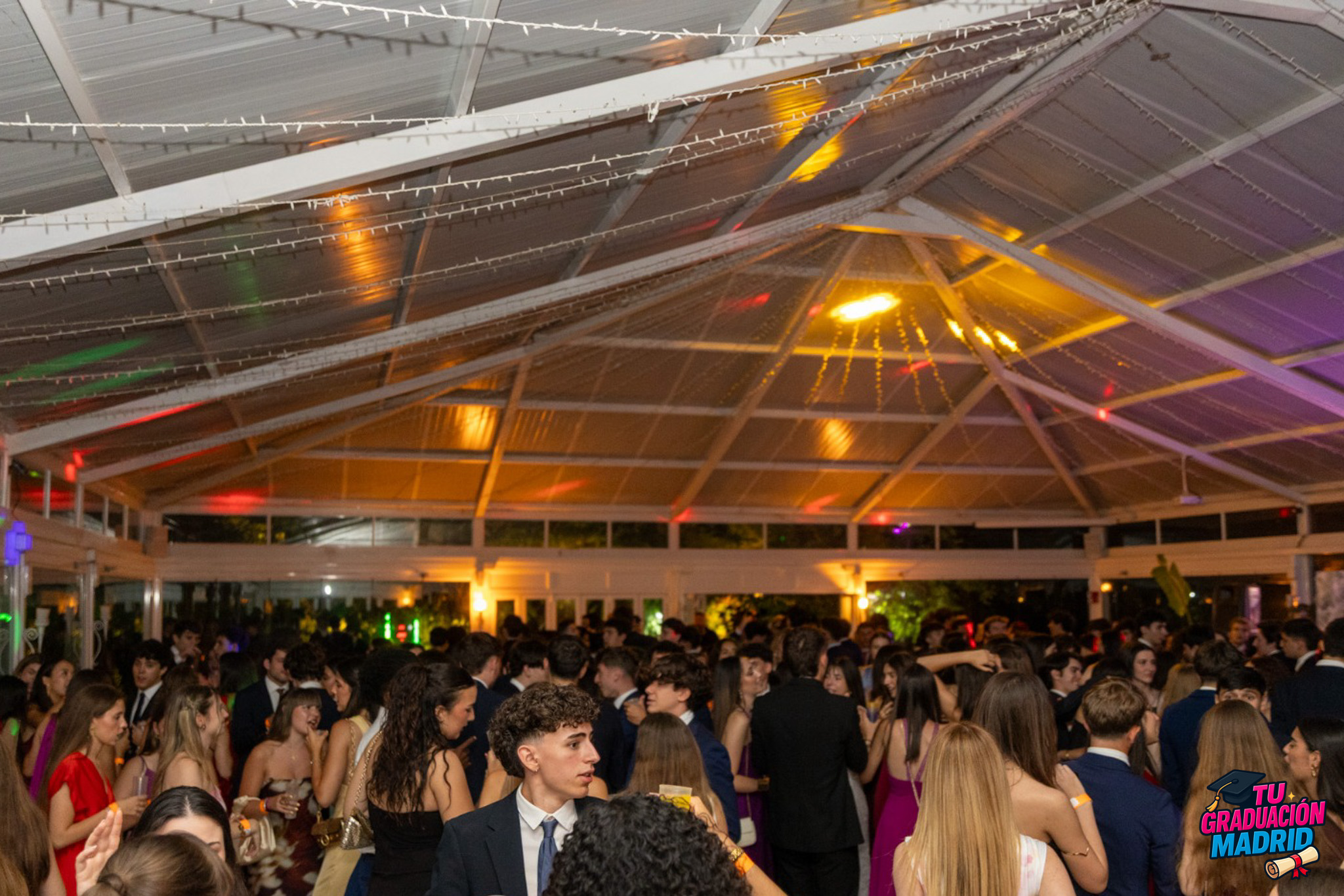 Fiesta de graduación con barra libre y DJ